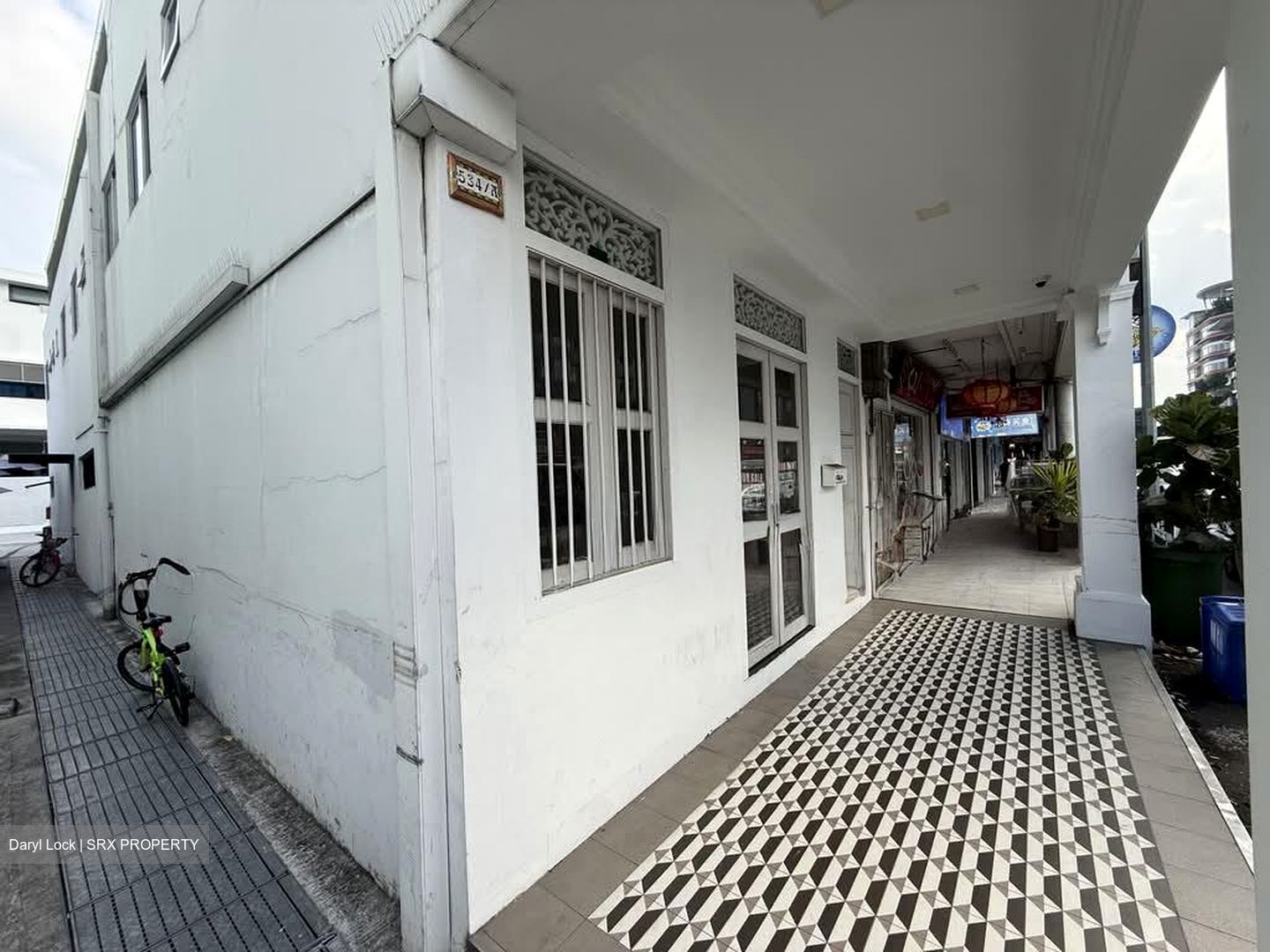 Macpherson Road (D13), Retail #584301001